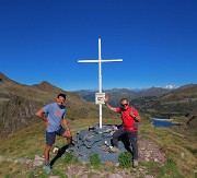 10 Cima di Mezzeno (2320 m) , chiamata anche Cima Giovanni Paolo II con vista sui Laghi Gemelli